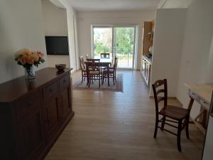 a kitchen and dining room with a table and chairs at Casa di Mirta in Castel di Sangro