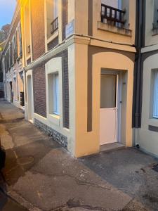 un edificio con una puerta al lado de una calle en Monti-love en Montivilliers