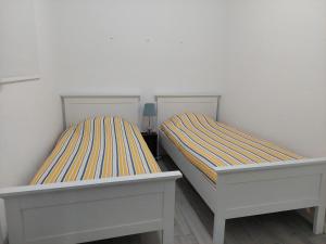 two beds sitting next to each other in a room at Casa Azul do Cerro in Campeiros
