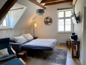 sypialnia z łóżkiem i kanapą w pokoju w obiekcie Gästehaus Rheinromantik w mieście Bacharach