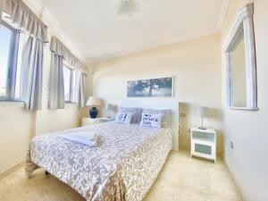 sypialnia z łóżkiem i dwoma oknami w obiekcie Gomera Sunset Apartments w mieście Valle Gran Rey