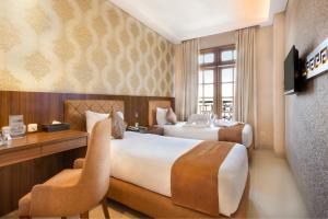 Una cama o camas en una habitación de Prima In Hotel Malioboro