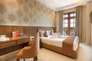 Una cama o camas en una habitación de Prima In Hotel Malioboro