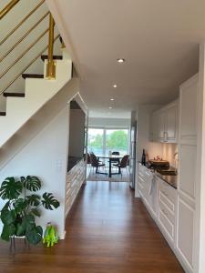 uma sala de estar com uma escada e uma cozinha em Søbyen em Skanderborg