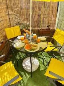 a table with plates of food and glasses of orange juice at Maisonnette Le Faubourg - CENTRE VILLE, TERRASSE ET NETFLIX in Belfort