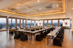 El área de trabajo o centro de convenciones de Prima In Hotel Malioboro