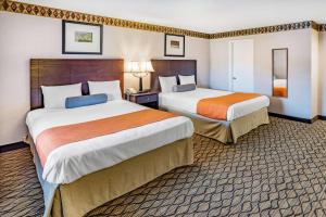 a hotel room with two beds in a room at Howard Johnson by Wyndham Lenox in Lenox