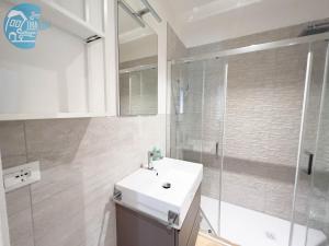 A bathroom at Cavana 5 Tirabora Short Rent