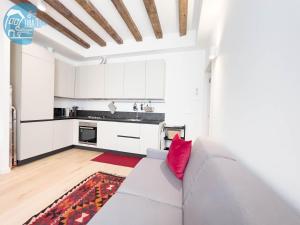 A kitchen or kitchenette at Cavana 5 Tirabora Short Rent