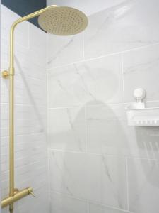 a shower in a bathroom with white tiles at Le Cocoon - Appartement cocooning à Orange in Orange