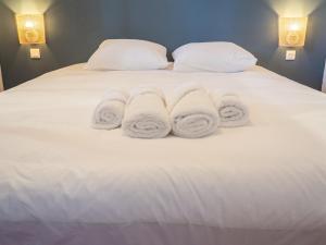 a white bed with three towels on it at Le Cocoon - Appartement cocooning à Orange in Orange