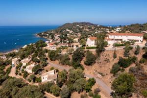 una vista aerea di un villaggio su una collina vicino all'oceano di Residence Roc E Mare Tiuccia a Tiuccia