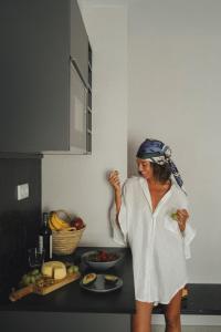 バレンシアにあるRamirez Flats Valenciaの台所立ちタオル姿の女性