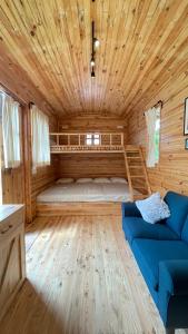 ein Zimmer mit einem Sofa und einem Bett in einer Hütte in der Unterkunft Bombay Camping Company in Lonavla