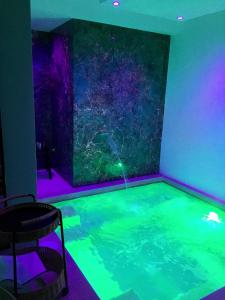um quarto com uma piscina com um grande aquário em QUIRICO GUEST HOUSE em Locorotondo
