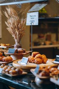 una mostra di diversi tipi di prodotti da forno in una panetteria di Hyatt Regency Baku a Baku