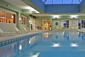 a large swimming pool with chairs and tables at La Quinta by Wyndham Bannockburn-Deerfield in Bannockburn
