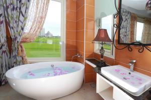 A bathroom at Jane Castle