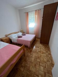 Tempat tidur dalam kamar di Apartment Vujcic