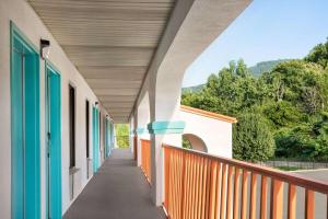 un pasillo vacío de un edificio con ventanas coloridas en Howard Johnson by Wyndham Chattanooga Lookout Mountain, en Chattanooga