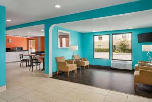 a living room with blue walls and a dining room at Howard Johnson by Wyndham Chattanooga Lookout Mountain in Chattanooga
