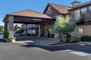 a parking lot in front of a hotel at Comfort Inn & Suites Ukiah Mendocino County in Ukiah