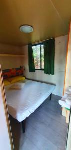 Giường trong phòng chung tại AGRICAMPING STONE VESUVIO