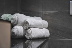 un mucchio di asciugamani su una mensola in bagno di Modern 1-Bed Apartments - New - City Centre - FREE Wi-Fi - a Sheffield