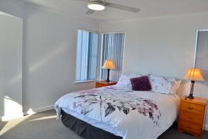 1 dormitorio con 1 cama, 2 lámparas y 2 ventanas en Ocean Shores Apartment 17 - Bring you own linen., en South West Rocks 10 fotos más