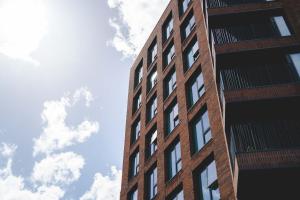 un alto edificio di mattoni con il cielo sullo sfondo di Modern 1-Bed Apartments - New - City Centre - FREE Wi-Fi - a Sheffield