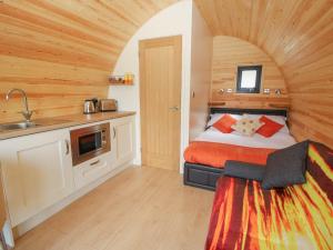 een slaapkamer met een bed en een wastafel in een kamer bij Sunset Pod in Shrewsbury