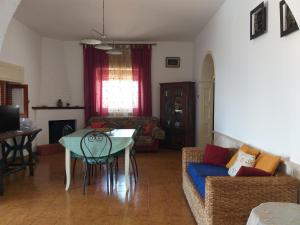 - un salon avec une table et un canapé dans l'établissement Casa Trullo Sole, à Cisternino