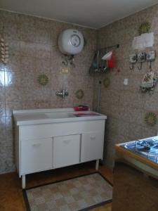 - une cuisine avec un évier blanc et une terrasse dans l'établissement Casa Trullo Sole, à Cisternino