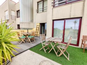 - une terrasse en bois avec des chaises et une table au-dessus dans l'établissement Da Silva House - Ap in Afife with Balcony & SeaView, à Viana do Castelo