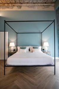 um quarto com uma cama grande e 2 candeeiros em Vossia Luxury Rooms & Sicilian Living em Palermo