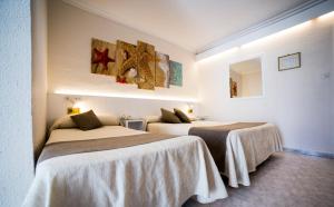 Postel nebo postele na pokoji v ubytování Hotel Claramar