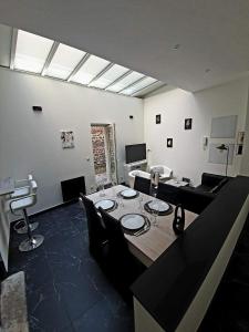 - un salon avec une table et un canapé dans l'établissement LA FORTERESSE - Jacuzzi/Sauna - Centre Historique, à Rouen