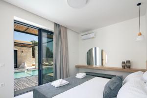 Ένα ή περισσότερα κρεβάτια σε δωμάτιο στο Ikritis Villas +124 φωτογραφίες
