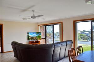 Μια τηλεόραση ή/και κέντρο ψυχαγωγίας στο Seaview Townhouse 4 -Bring your own linen.