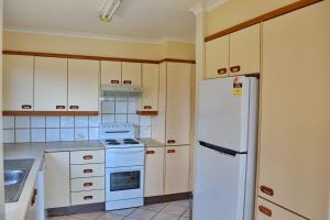 Η κουζίνα ή μικρή κουζίνα στο Seaview Townhouse 4 -Bring your own linen. +9 φωτογραφίες
