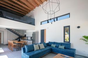 sala de estar con sofá azul y mesa en Ikritis Villas, en Chorafakia