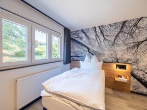 ザンクト・フィートにあるGasthof Wisonbronaの壁に絵が飾られたベッドのある寝室 +60枚の写真