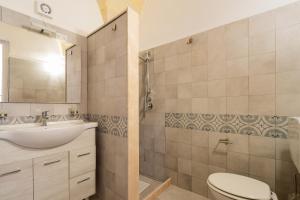 een badkamer met een toilet en een wastafel bij Casa Emi by BarbarHouse in Veglie