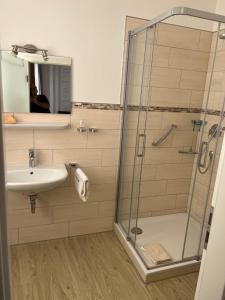 bagno con lavandino e doccia di Altstadt Hotel Cochem a Cochem