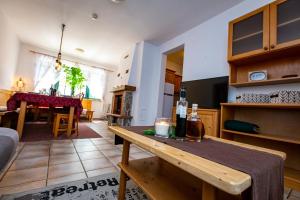 uma cozinha e sala de estar com uma mesa com uma vela em Prijeten sončen apartma v objemu Pohorja em Zgornje Hoče