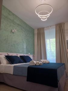 um quarto com uma cama grande e toalhas em Little Rose Haven em Roma