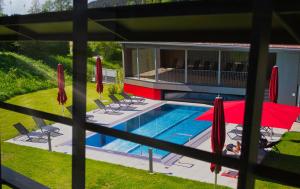 Bazén v ubytování Spa Hotel Bründl nebo v jeho okolí