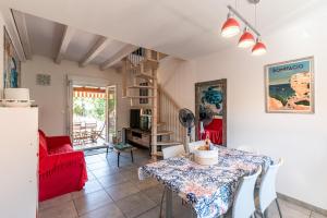 een woonkamer met een tafel en een rode bank bij Torra Mare in Cervione