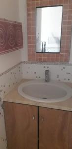 uma casa de banho com um grande lavatório e uma janela em Appartamento Poggio Biondo em Buriano