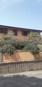 uma parede de tijolos com árvores em cima em Appartamento Poggio Biondo em Buriano